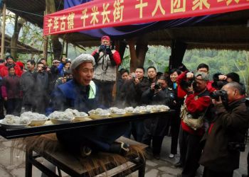 帶老婆去四面山吃千米長宴