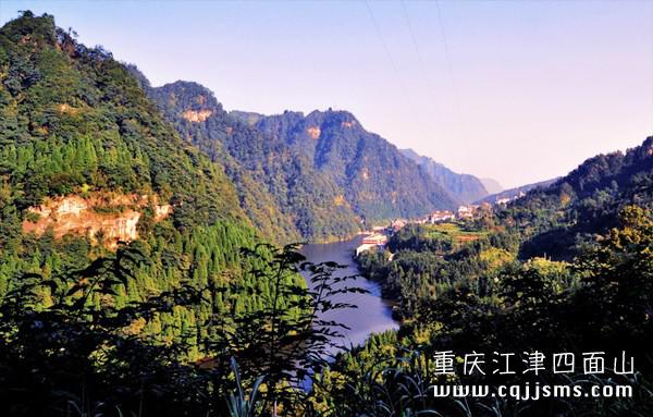 四面山鎮(zhèn)全景 龍?zhí)逗? width=
