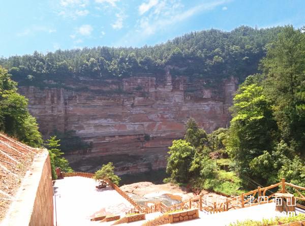 四面山土地巖 土地巖赤壁